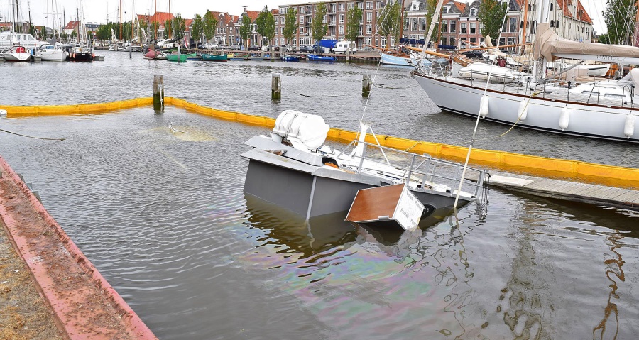 Kotter zinkt in Zuiderhaven Harlingen
